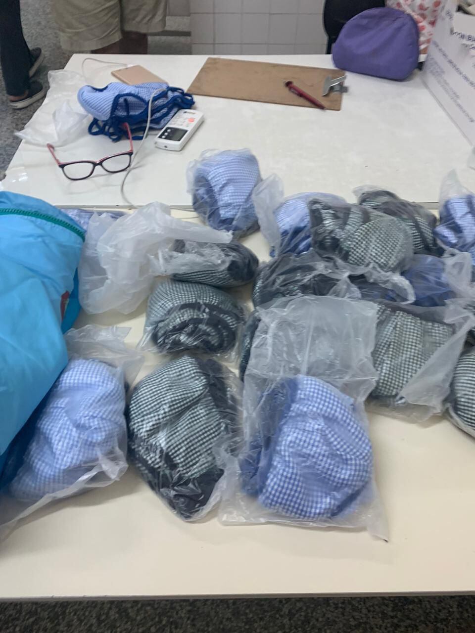 Dos trajes impermeables y 200 tapabocas fueron danados al hospital de Ñemby por una humilde confeccionista, Rosa Riveros.