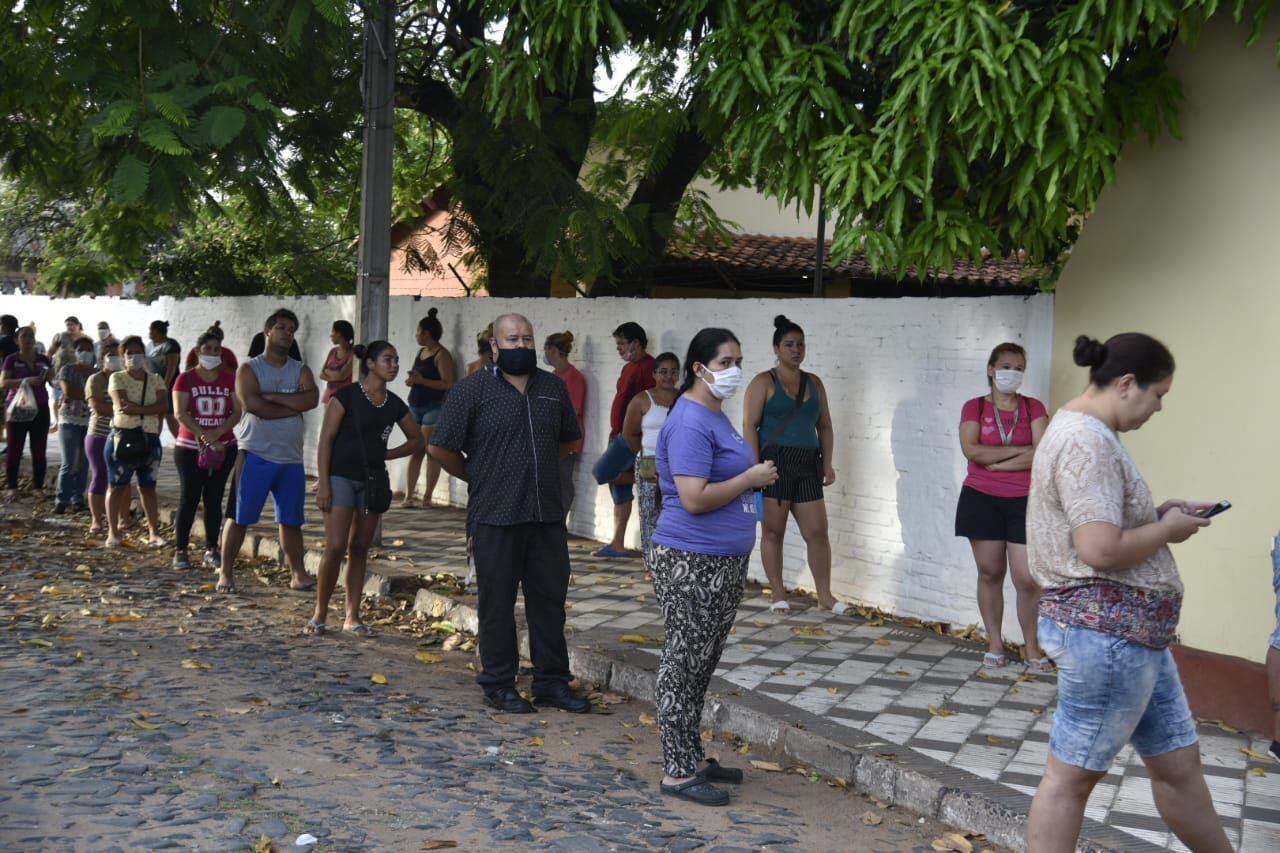 Padres del Colegio Delfín Chamorro aguardando los kits.