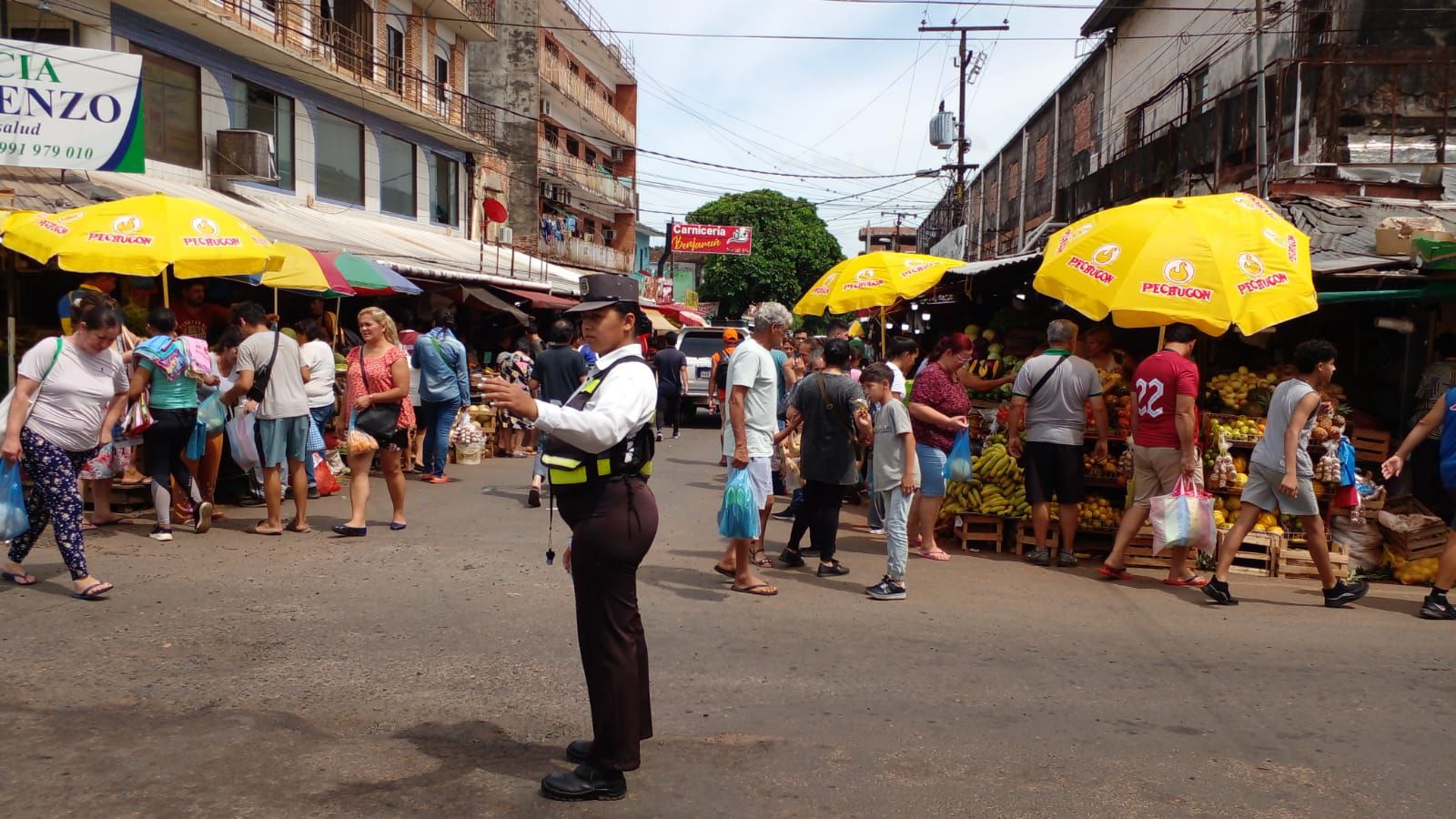 La Policía Municipal de Tránsito (PMT) de San Lorenzo trabajó para intentar controlar el caos vehicular.