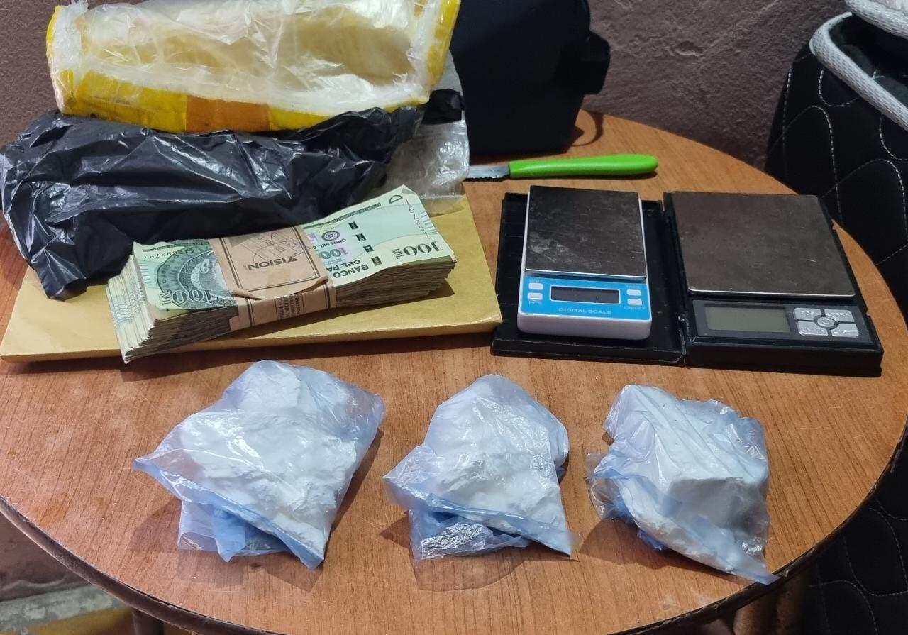 Parte de las evidencias incautadas en un procedimiento antidroga en el Barrio Loma San Jerónimo.