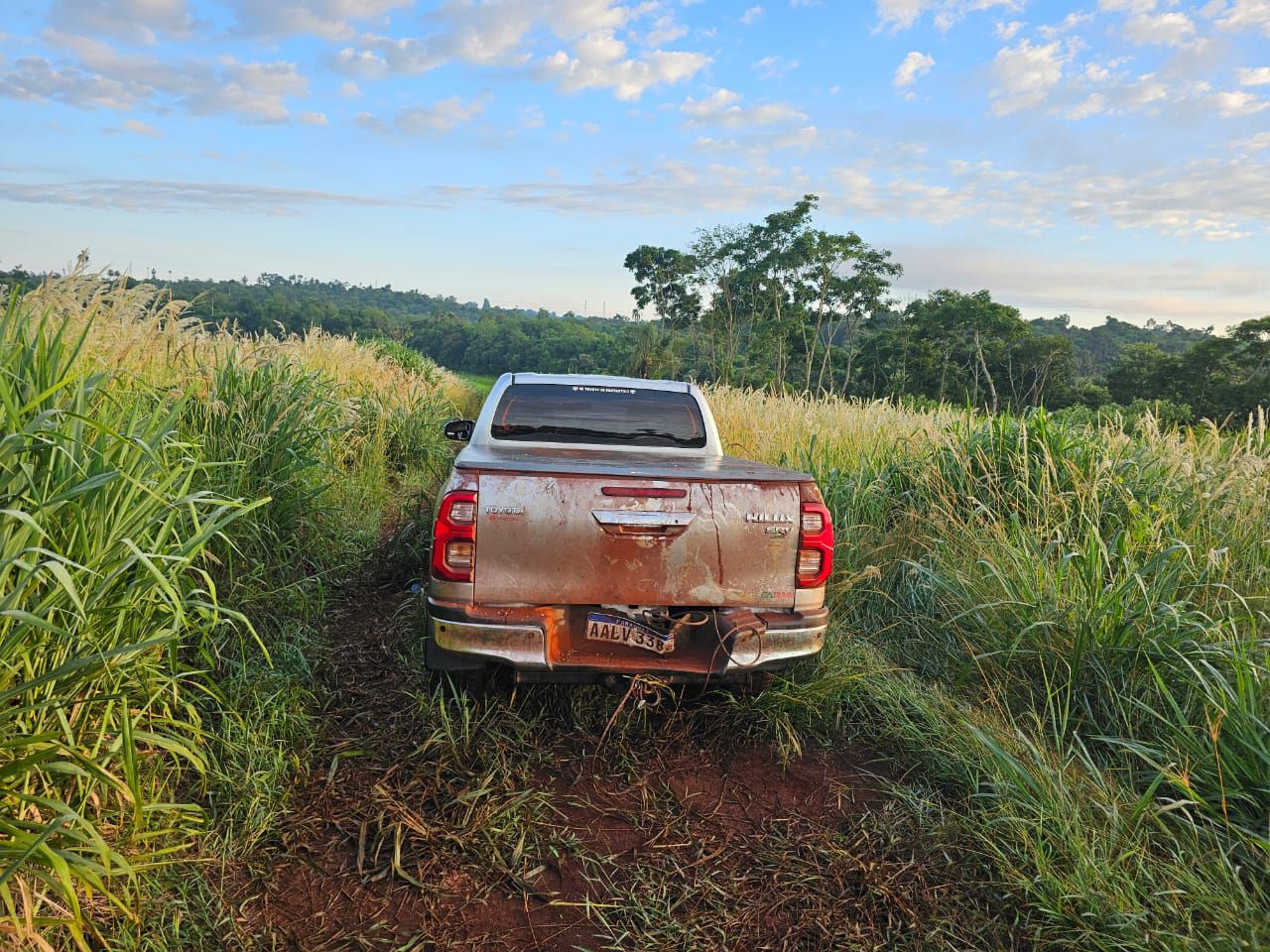 La camioneta Toyota Hilux utilizada por los delincuentes fue abandonada en un yuyal del Km 21, a unos 7.000 metros de la ruta.