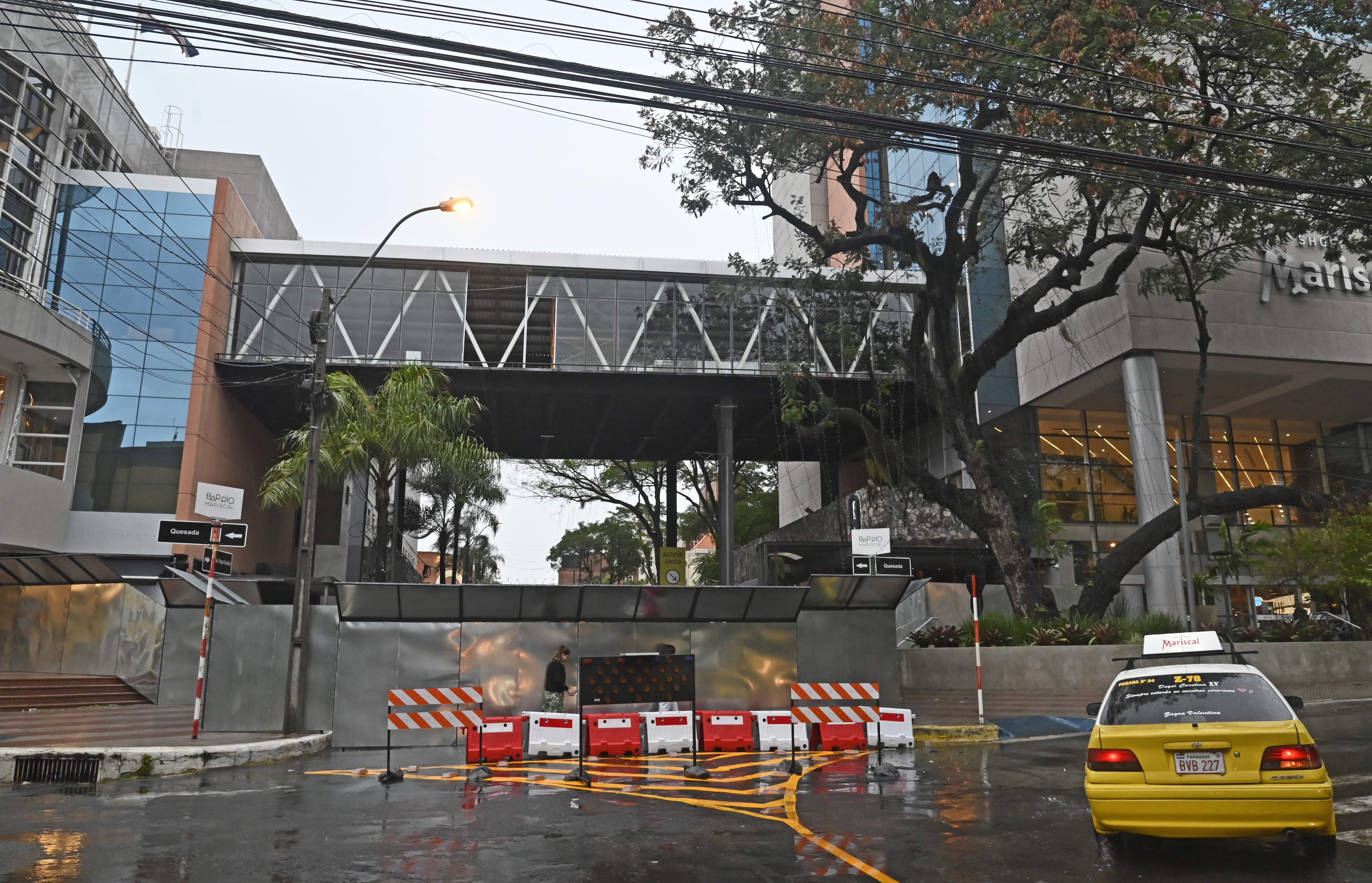 Actualmente se llevan a cabo las obras de desmontaje de la actual pasarela. Para agilizar el tránsito de la zona, se cambió temporalmente el sentido de la calle Quesada desde San Roque González hasta Juan S. Bogarín.