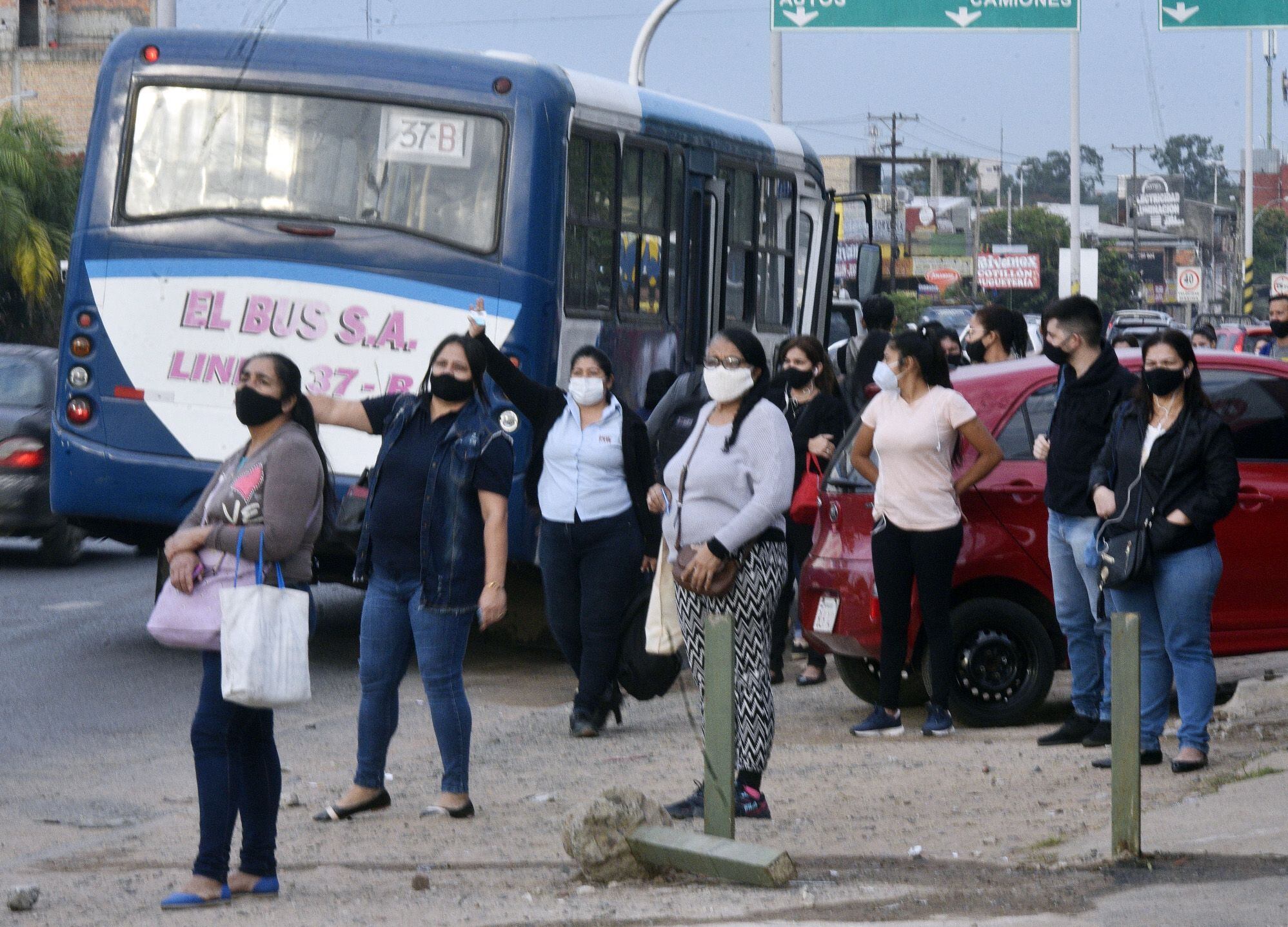 Transportistas que hacen “reguladas” de buses pueden perder subsidio, recuerda viceministro