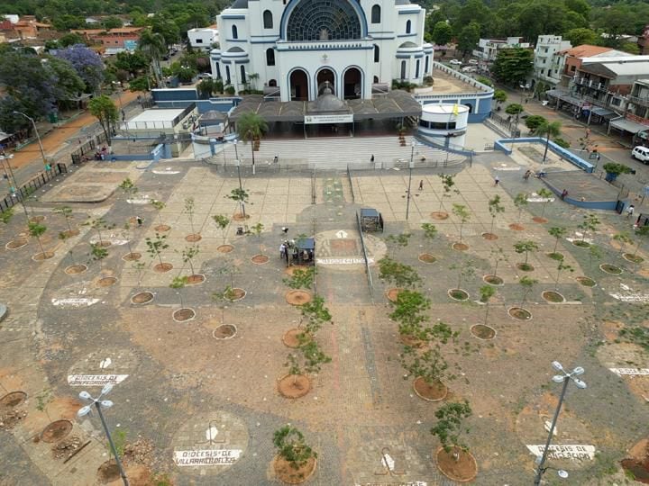 Unos 80 árboles nativos fueron plantados en la explanada de la Basílica de Caacupé. Cada plantón tuvo un costo de G. 2.300.000.
