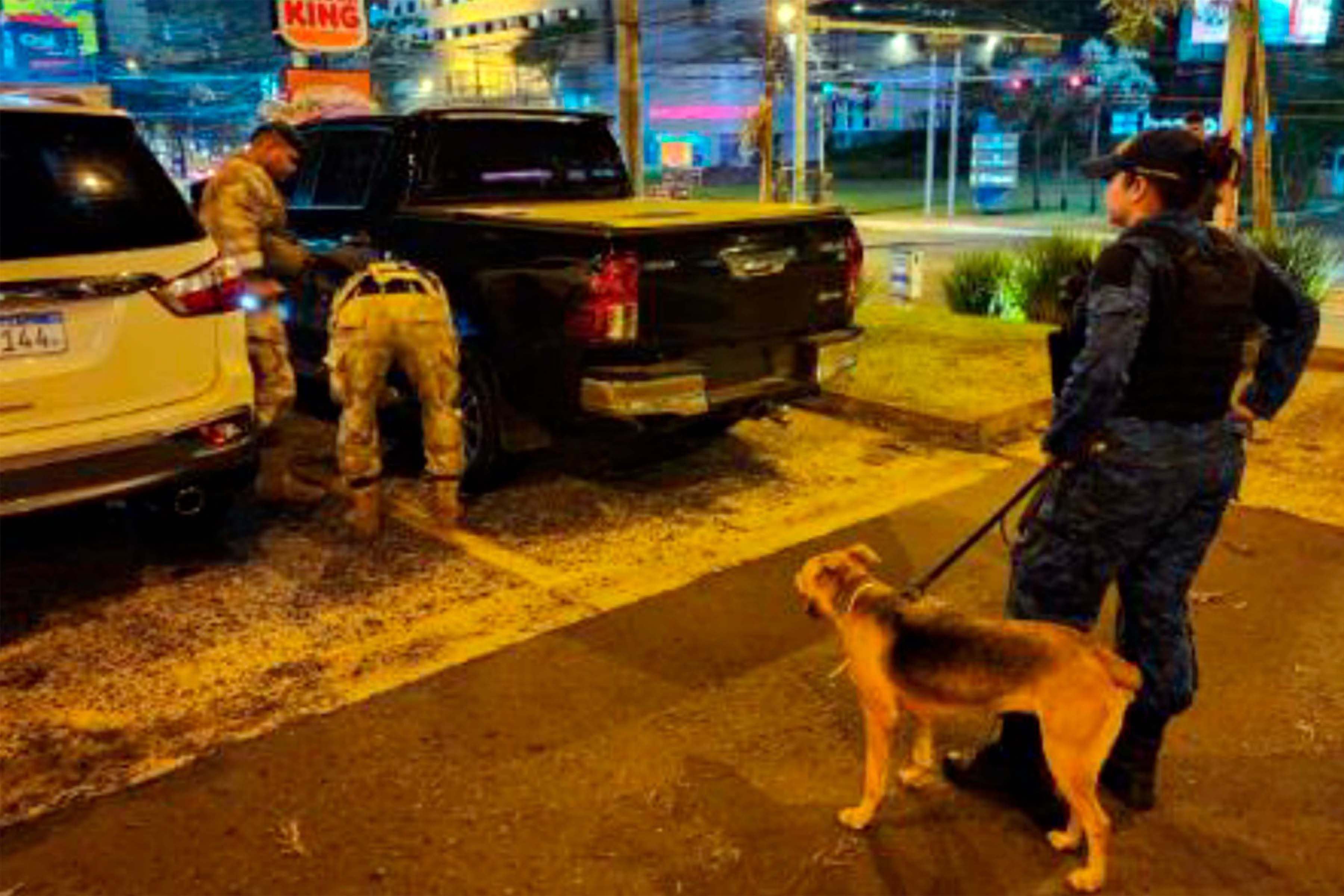 Policías inspeccionan una camioneta a nombre de Dalia López abandonada en un shopping de Asunción, a finales de enero.
