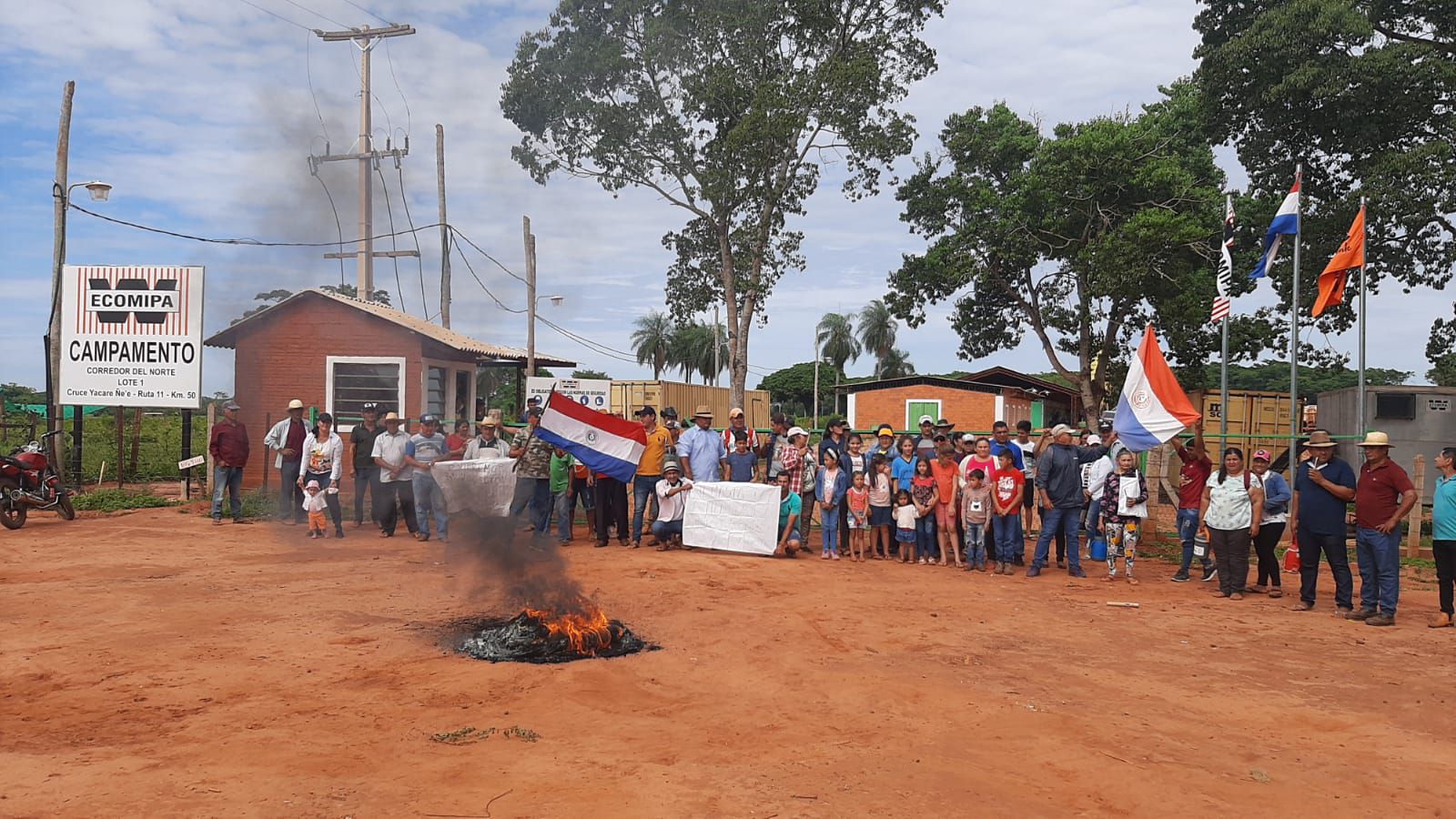 Sampedranos bloquean acceso a constructora para exigir indemnización