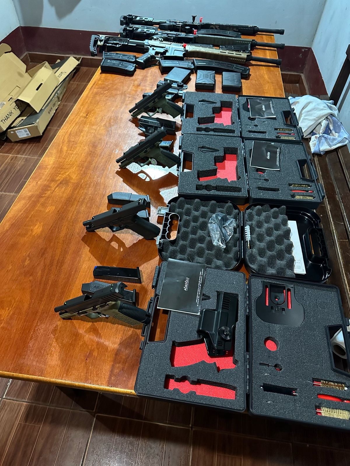 Armas incautadas del supuesto grupo de exterminio que fue detenido en Yguazú Alto Paraná que tendría intenciones de silenciar a detenidos caso megarrobo a cambistas de CDE.