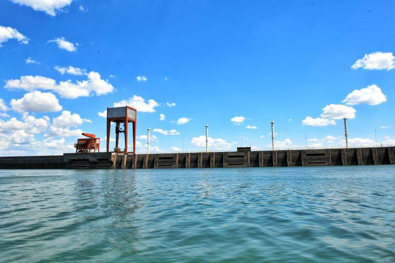 Embalse de Itaipú y parte de la represa del complejo hidroeléctrica.