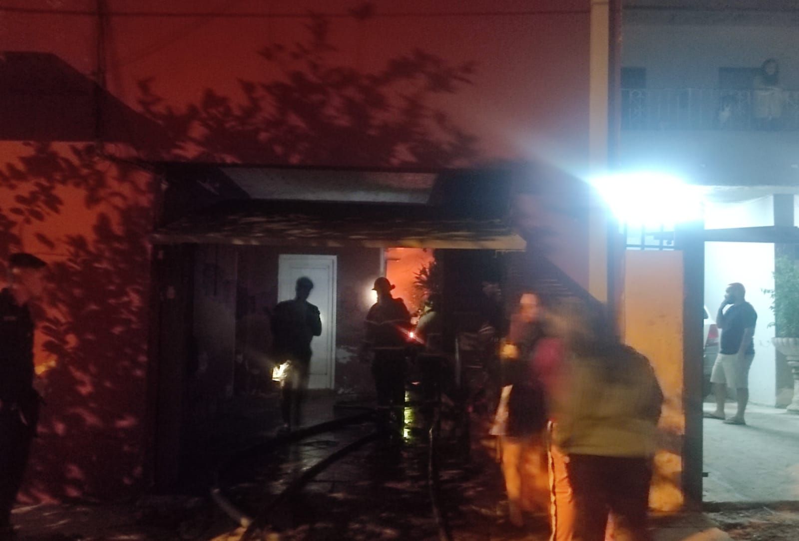 Incendio consume dos dormitorios en Asunción: bomberos rescataron a dos perros