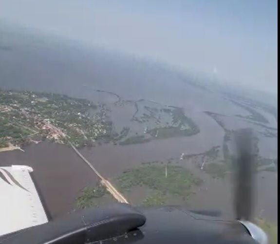 Vista aérea de Villa Florida, el río Tebicuary desbordado.