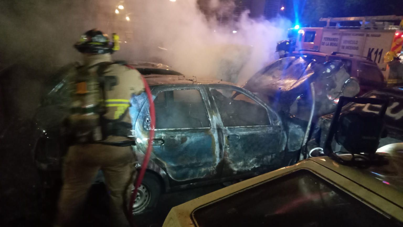 Tres vehículos ardieron en llamas debajo de un viaducto en Asunción