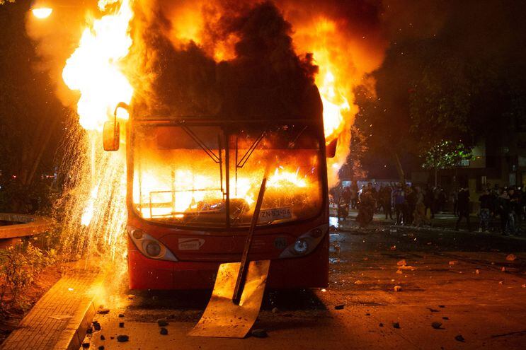 Un autobús destrozado en Chile