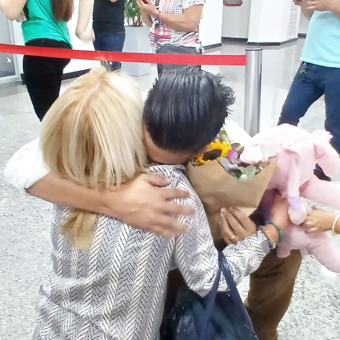 Emotivos reencuentros de las familias en el aeropuerto de Luque