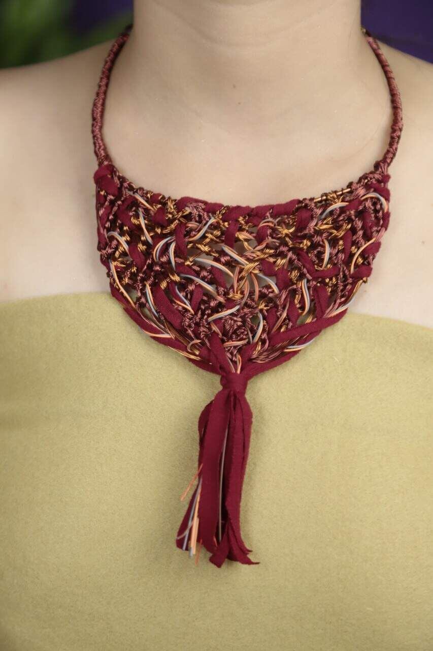 Un moderno collar de la artesana Nimia Portillo.