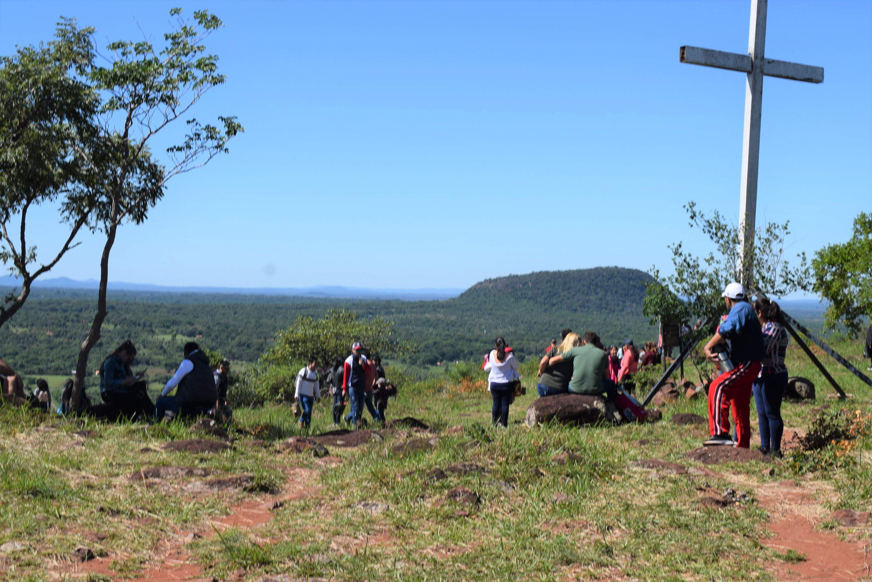 Llegar a la Cruz Mayor que está ubicada en la cima del Cerro es otro de los objetivos que siguen los promeseros.