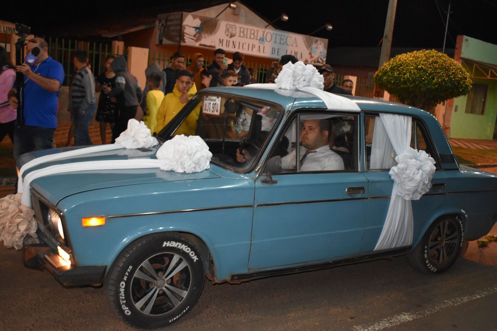 El novio llegó en un Jeep antiguo, gracias al Club de Vehículos Clásicos y Antiguos de Santa Rosa del Aguaray