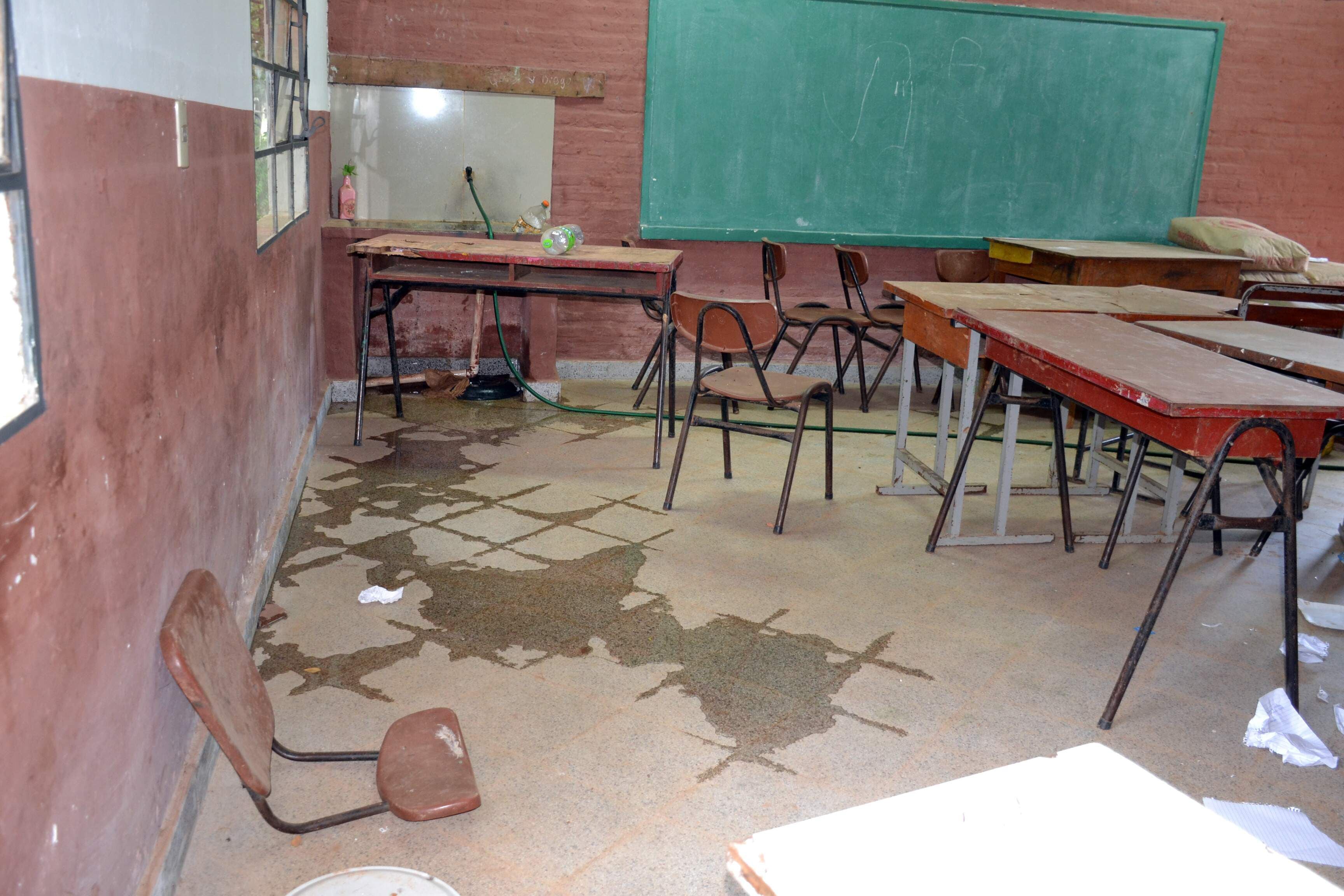 Silla rota tirada en el piso de la sala de clases que espera a los alumnos.