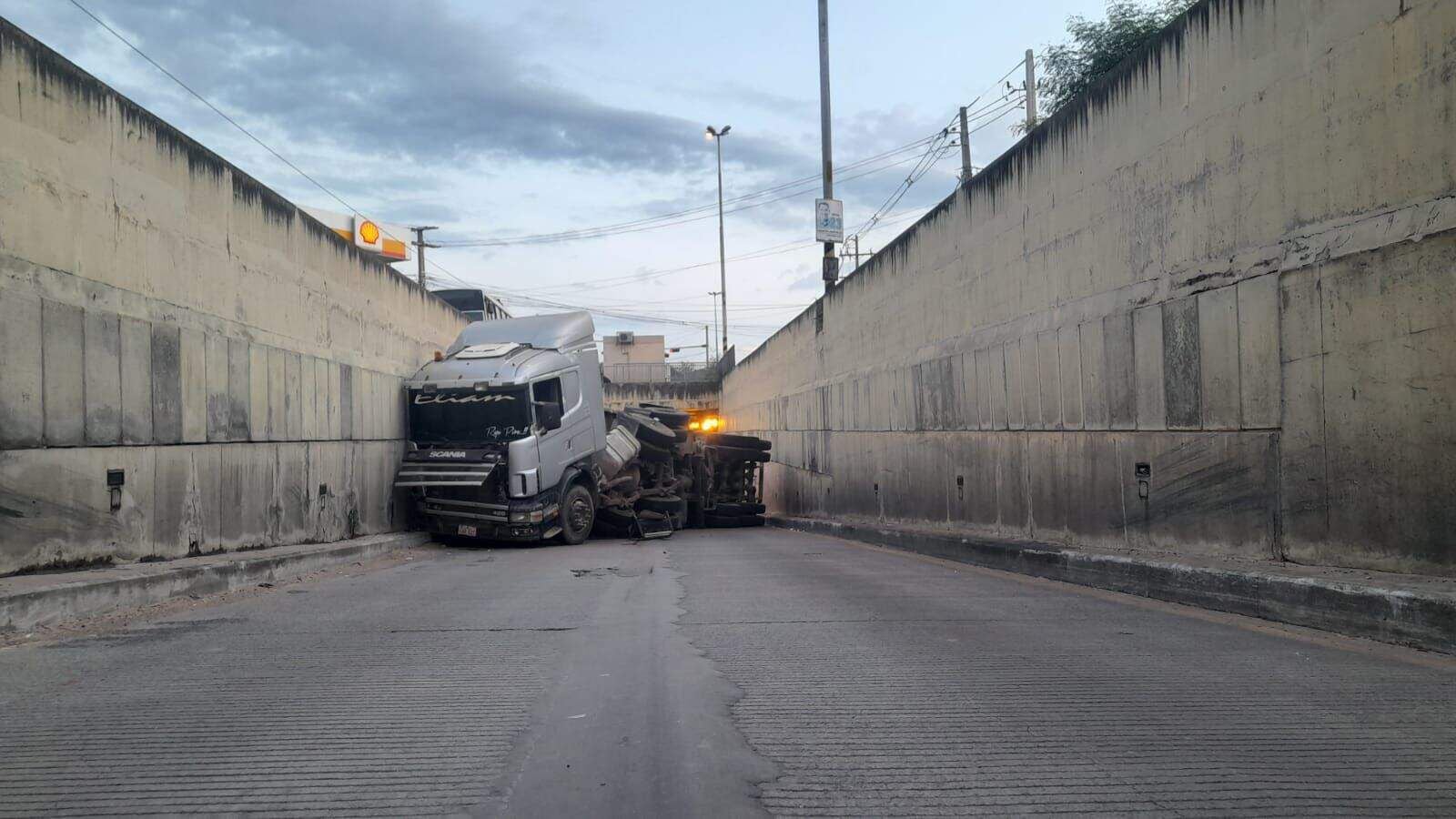 Túnel Semidei estuvo bloqueado por 11 horas tras vuelco de camión