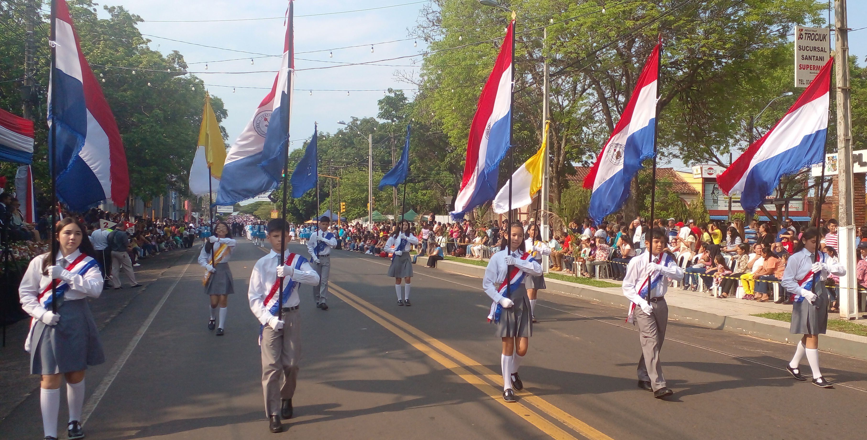 Desfile estudiantil por el aniversario fundacional y patronal de Santaní