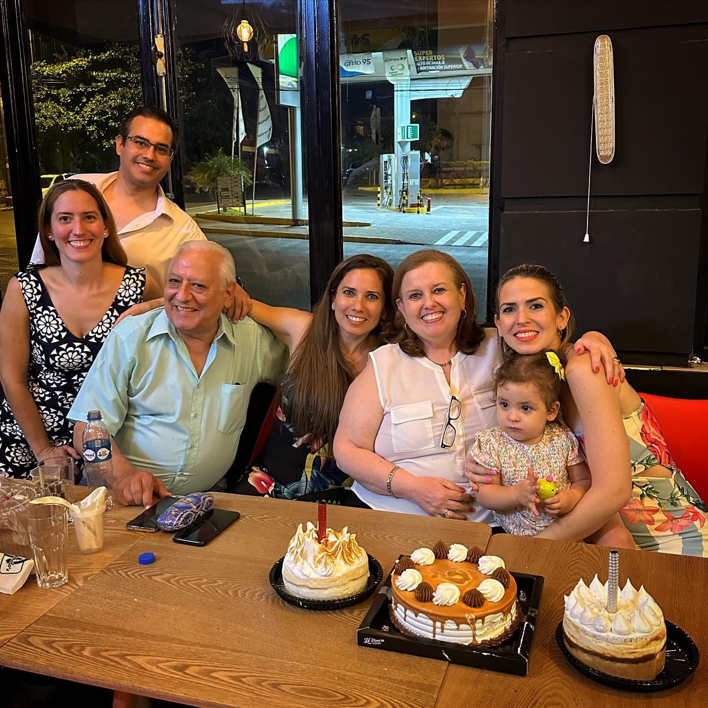 Paola Maltese junto a las también cumpleañeras María Elena Mongelós y Karina Maltese, su hijita Annick, su papá y sus hermanos. (Instagram/Paola Maltese)