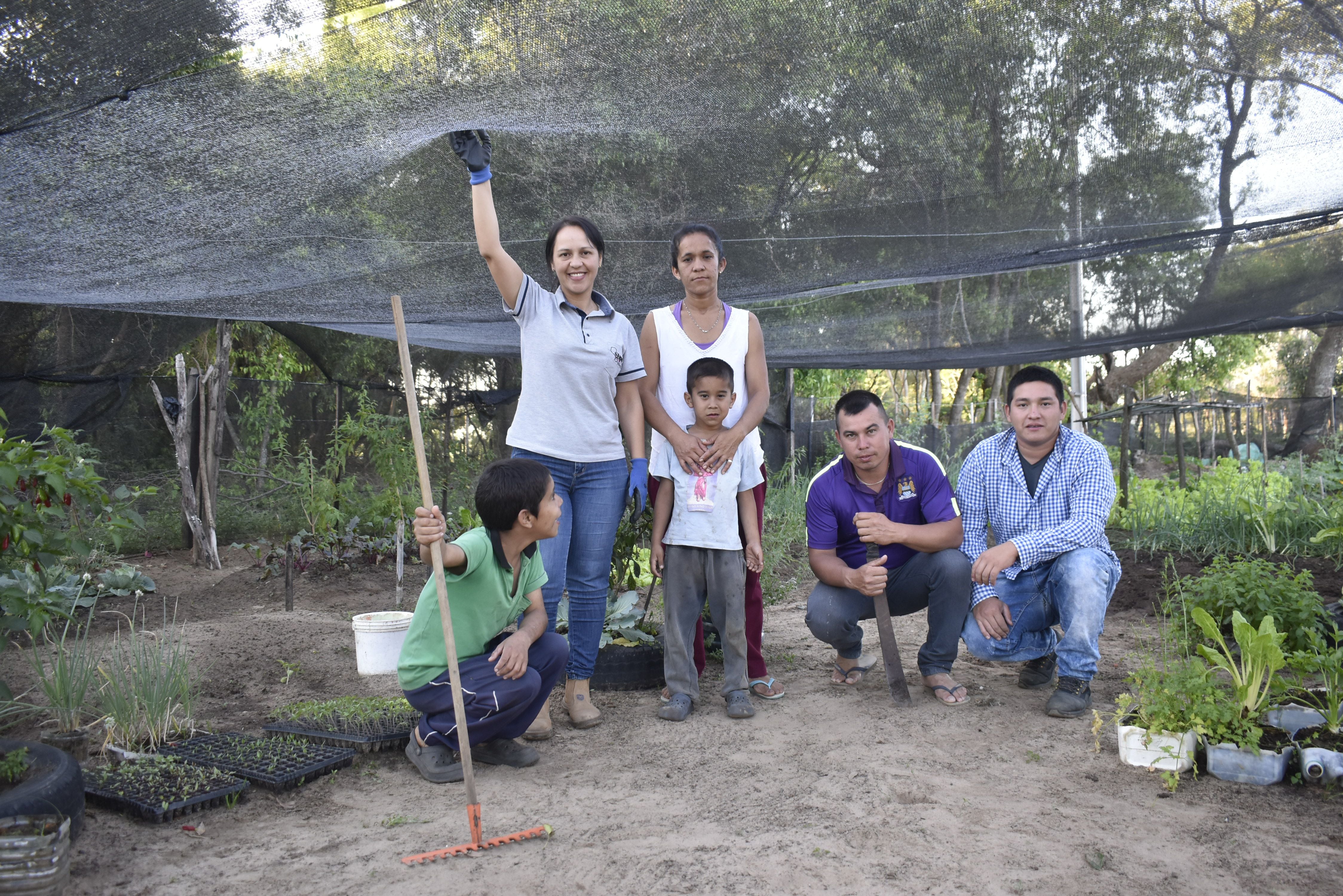 Integrantes de la huerta comunitaria en Ayolas.