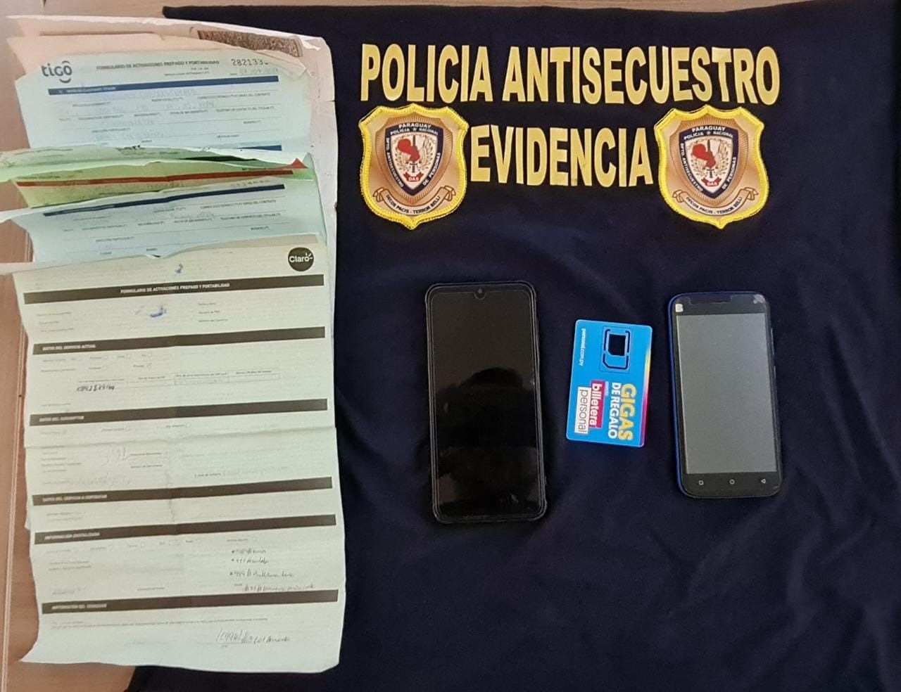 Documentos varios, como facturas de compras y fichas de activación de líneas telefónicas fueron confiscados del poder del sospechoso en Concepción.