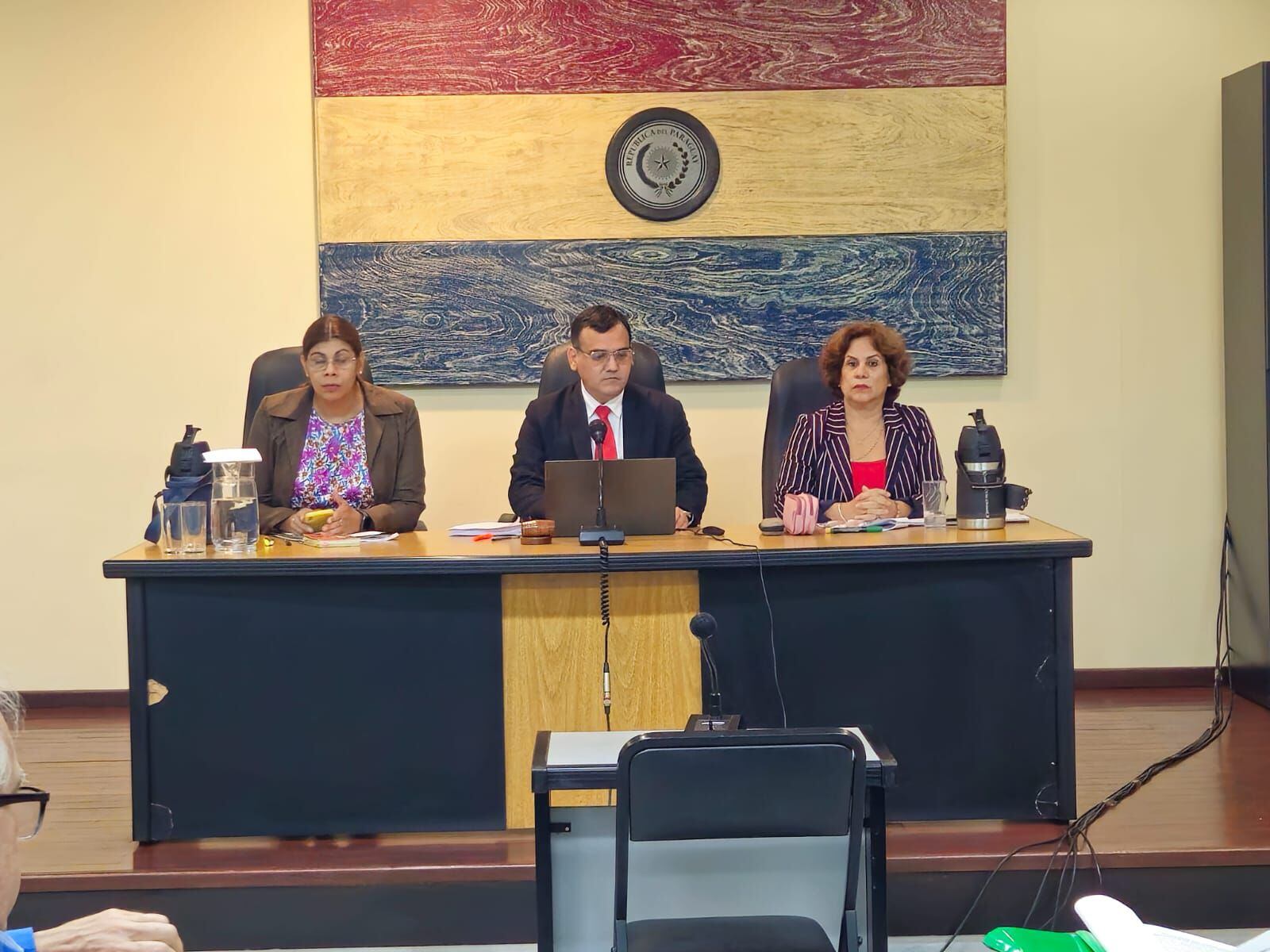 Jueces Cándida Fleitas, Fabián Weisensee y Laura Ocampos, miembros del tribunal de sentencia. 