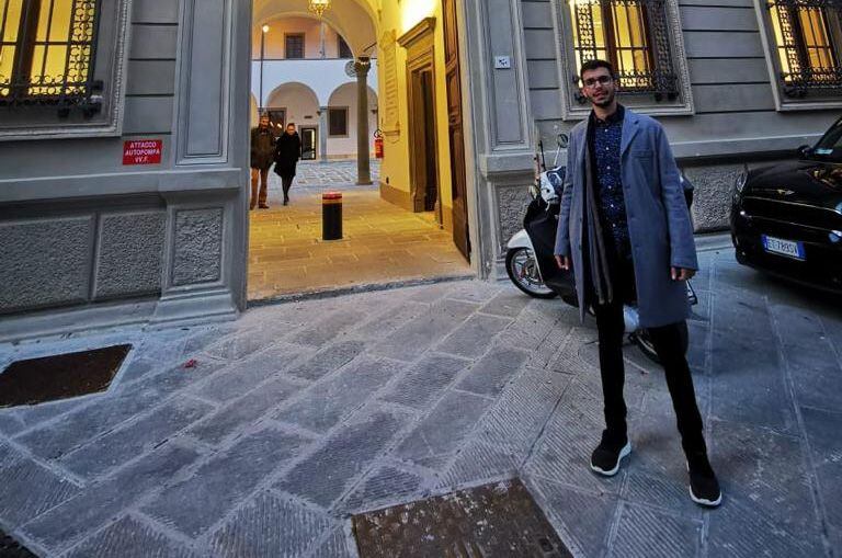 Giovanni Marcelli, estudiante paraguayo, frente a un sector de la Universidad de Pisa antes de la cuarentena.