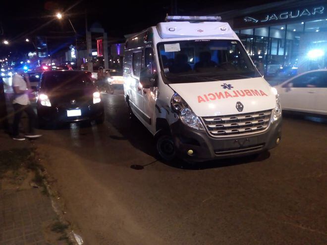 Ambulancia Y Automovil Chocan En Barrio Carmelitas Nacionales Abc Color