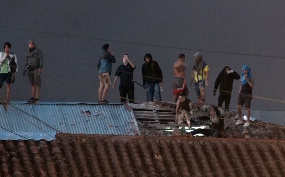 Operativo Veneratio en Tacumbú. Un grupo de reos se instala en el techo de la penitenciaría.
