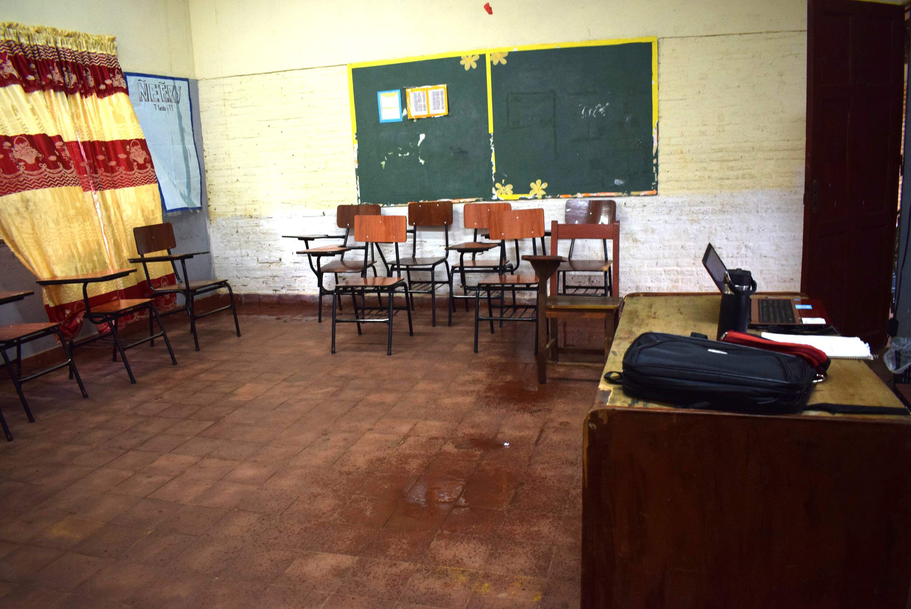 El Ministro Luis Ramírez, visitó la Escuela República de Nicaragua, pero no se acercó a mirar el aula que está con goteras y con peligro de derrumbe.