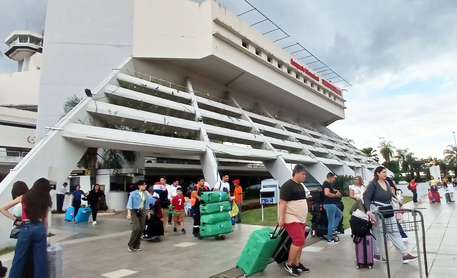 La llegada de compatriotas con valijas bien cargadas se observó en el aeropuerto.