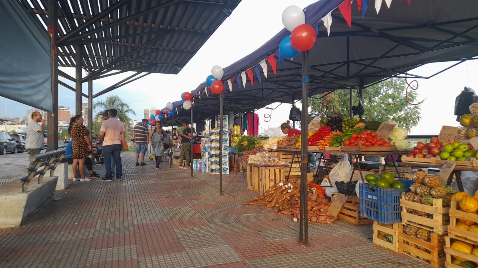 Gran feria de trabajadores del Mercado 4 en la Costanera: tomates a G. 6.000 el kilo