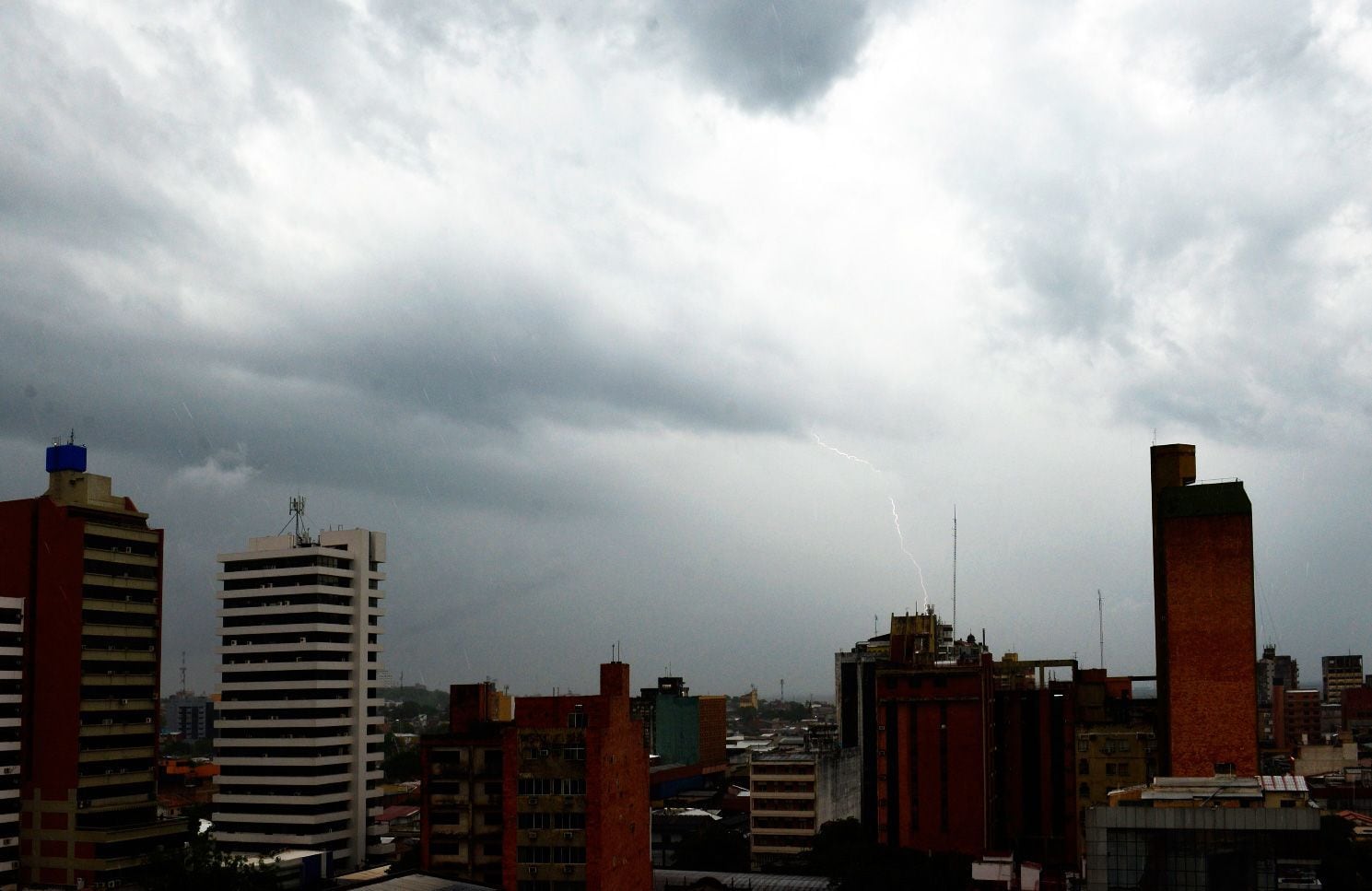 Meteorología: clima se mantiene lluvioso y temperaturas bajarían aún más en Paraguay