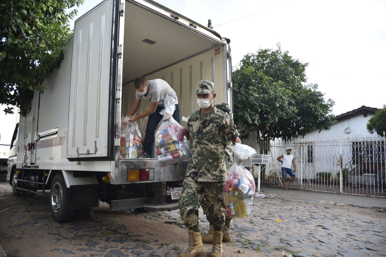 Militares acompañan la entrega de los alimentos.