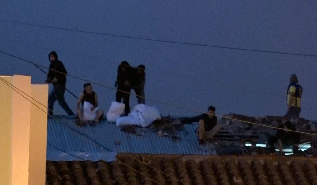 Operativo Veneratio en Tacumbú. Un grupo de reos se instala en el techo de la penitenciaría.