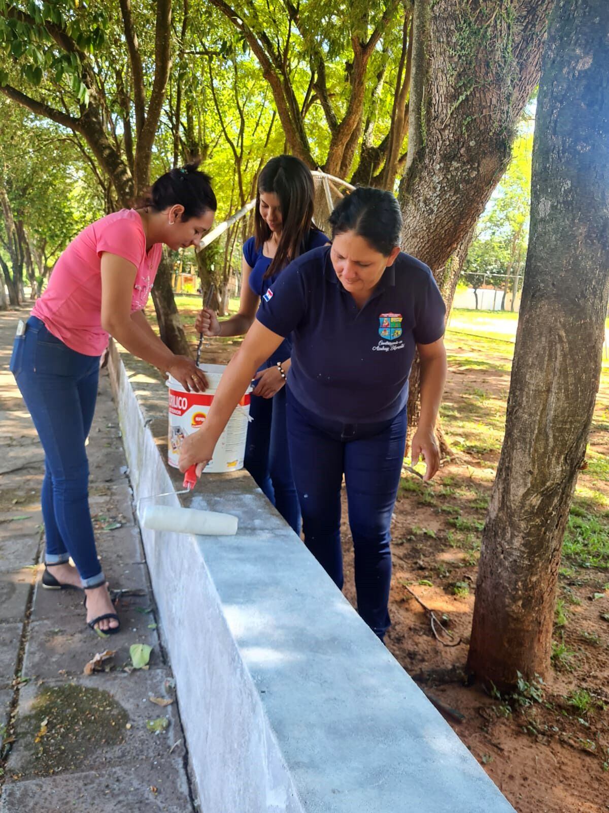 Funcionarios municipales mejoran plazas y parques públicos en Acahay