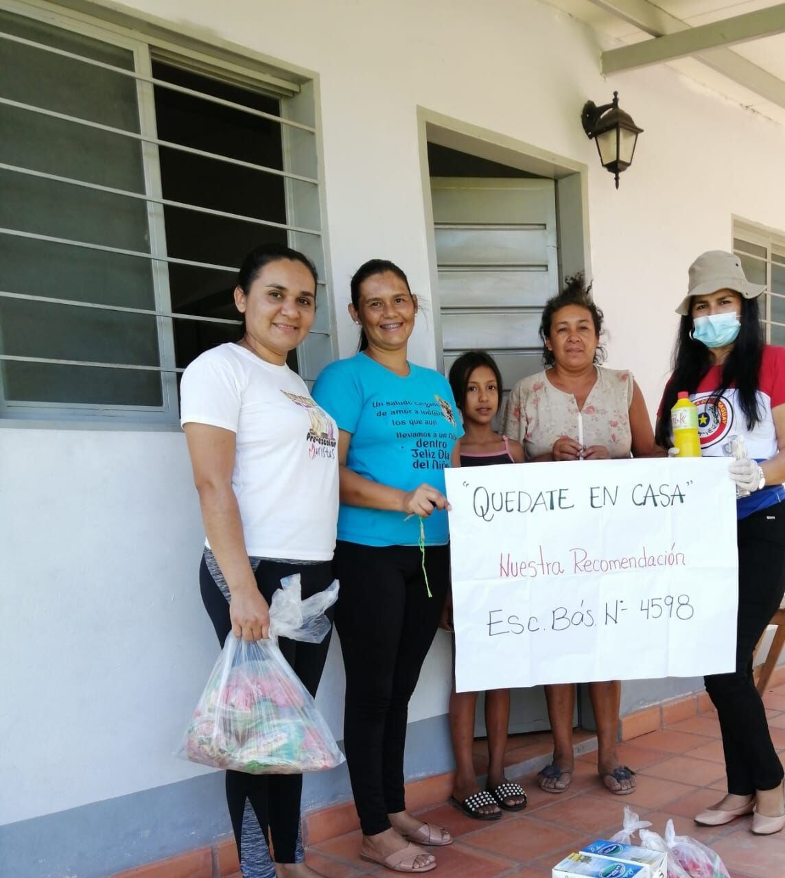 Docentes de una escuela del distrito de Horqueta que desde este miércoles empezaron a repartir complementos nutricionales a los alumnos.