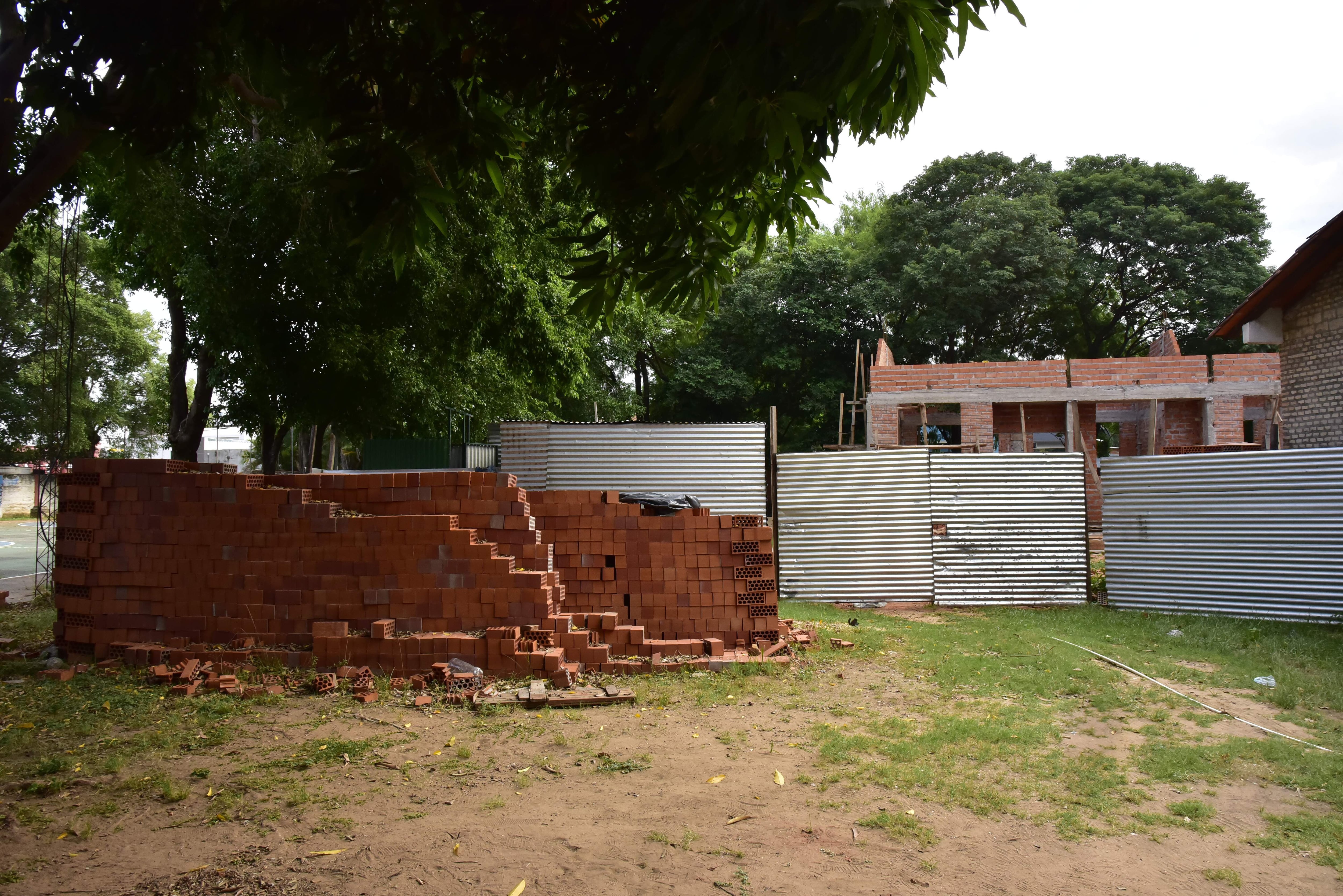 La construcción de un aula simple paralizada desde el 2020 en el colegio José P. Guggiari del barrio asunceno Villa Guaraní.