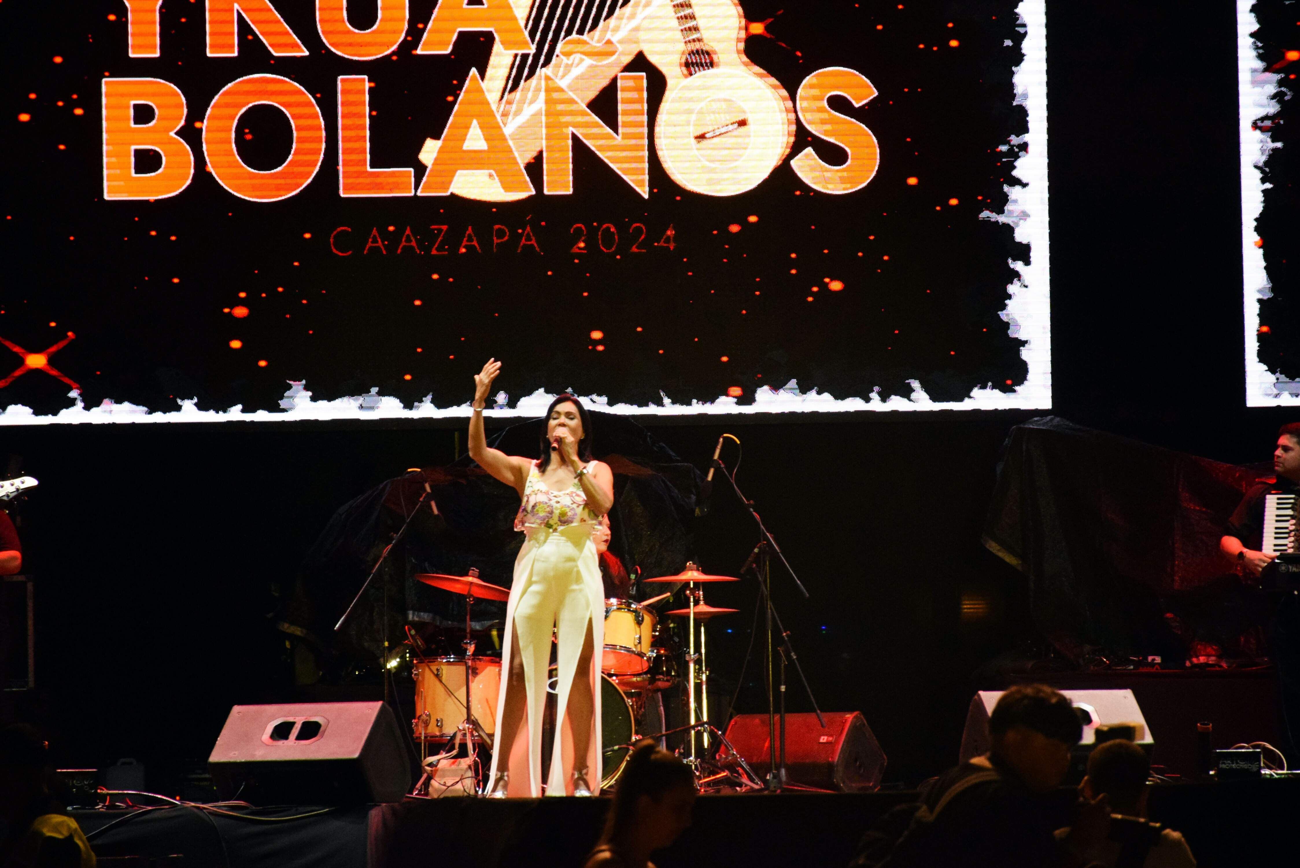 La caazapeña Mirta Noemi Talavera, nieta del creador de la polka Guyra Campana, Carlos Talavera, también compartió el escenario. 