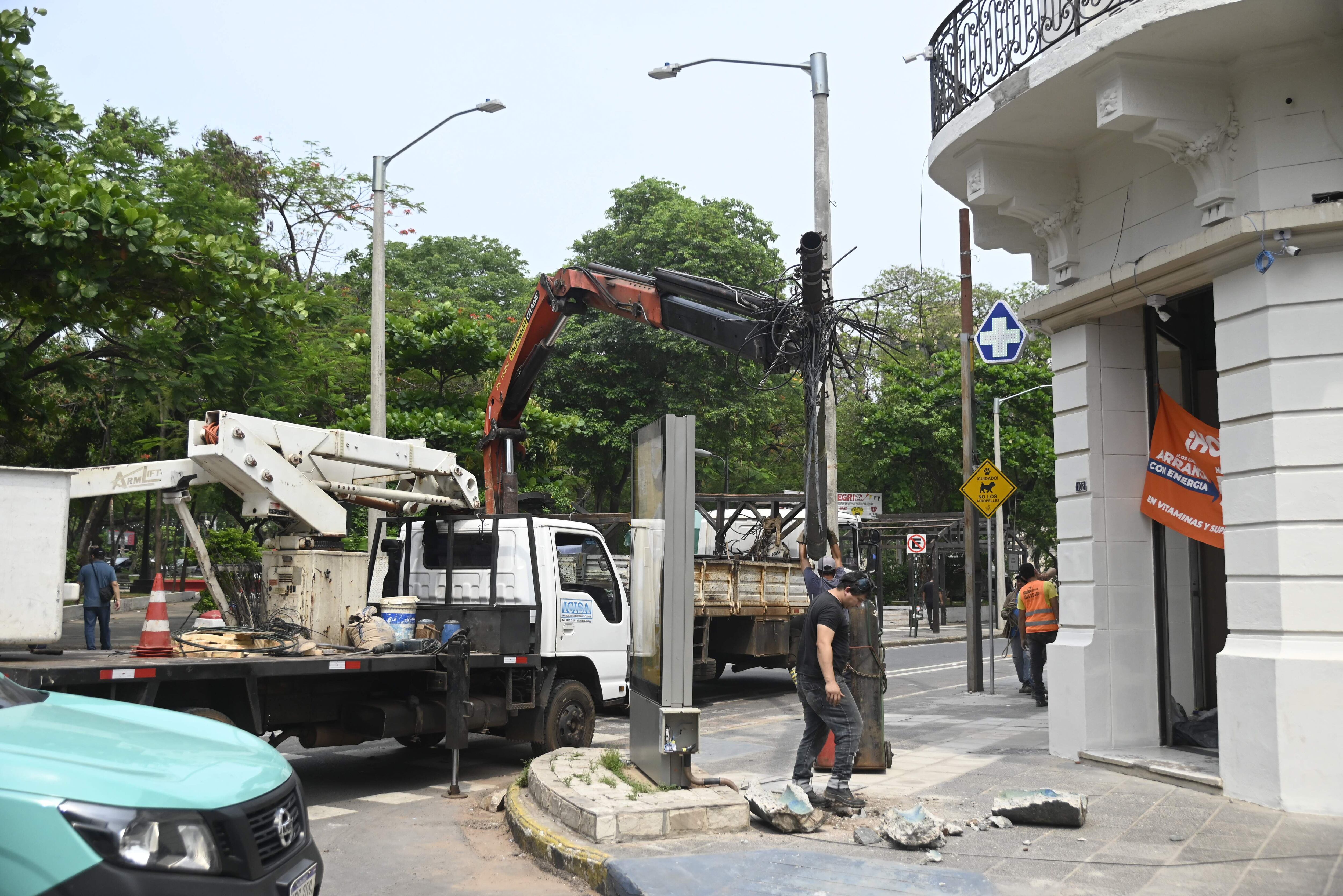 Las contratistas seguían retirando ayer los postes que ya no se usan en calle Palma.