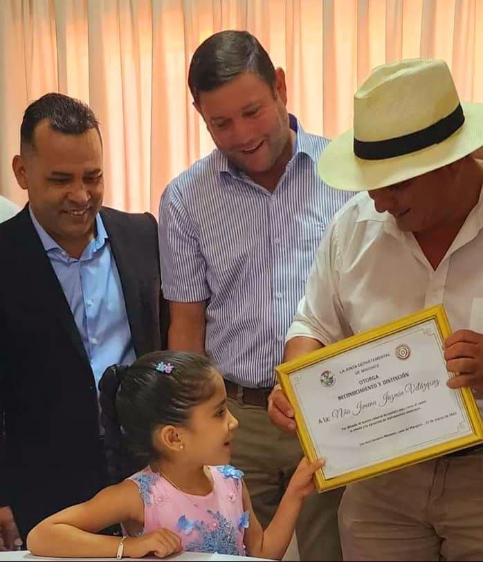 Pequeña artista de Ayolas recibe distinción departamental