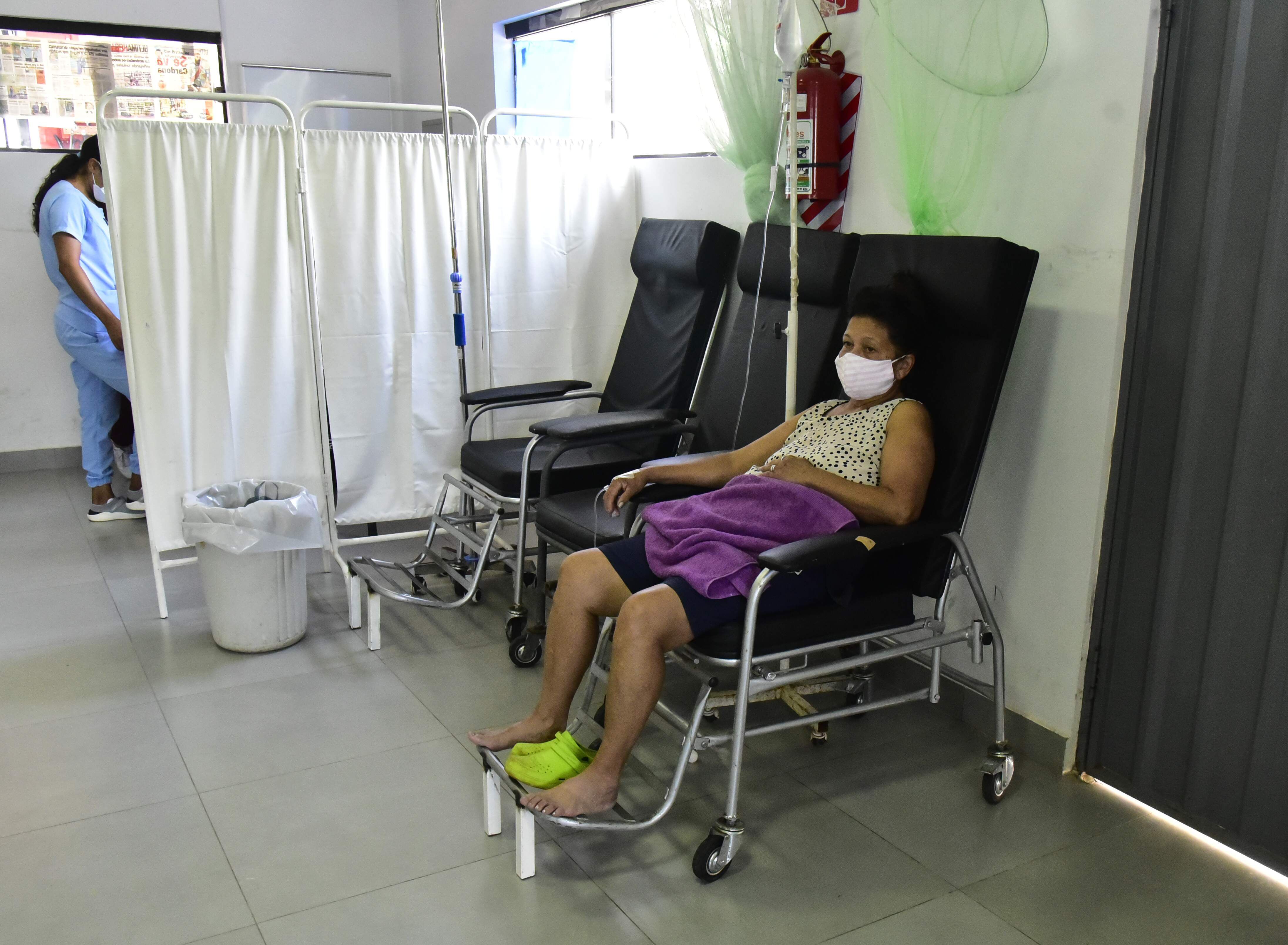 Una mujer con cuadro febril, recibe hidratación vía intravenosa en el Hospital Santísima Trinidad de Asunción. 