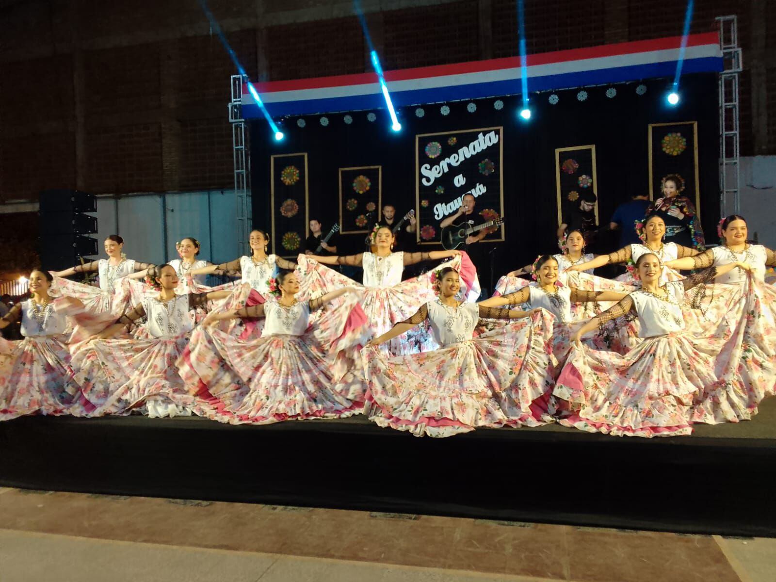 Bailarinas de la Academia Kandy Arce lanzaron varias pocas paraguayas.