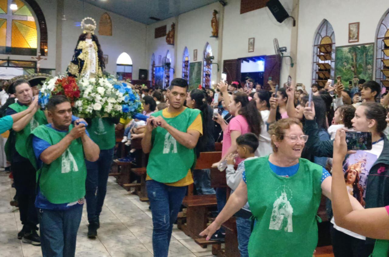 En la misa de las 00:00 hubo un emotivo recibimiento de la Virgen de Caacupé.