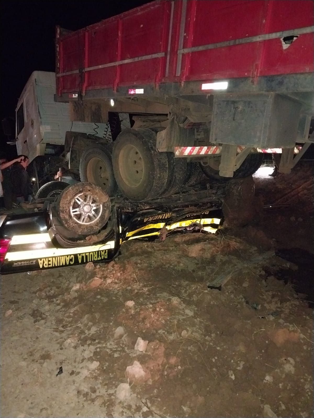 Choque deja patrullera de Caminera aplastada con agentes dentro