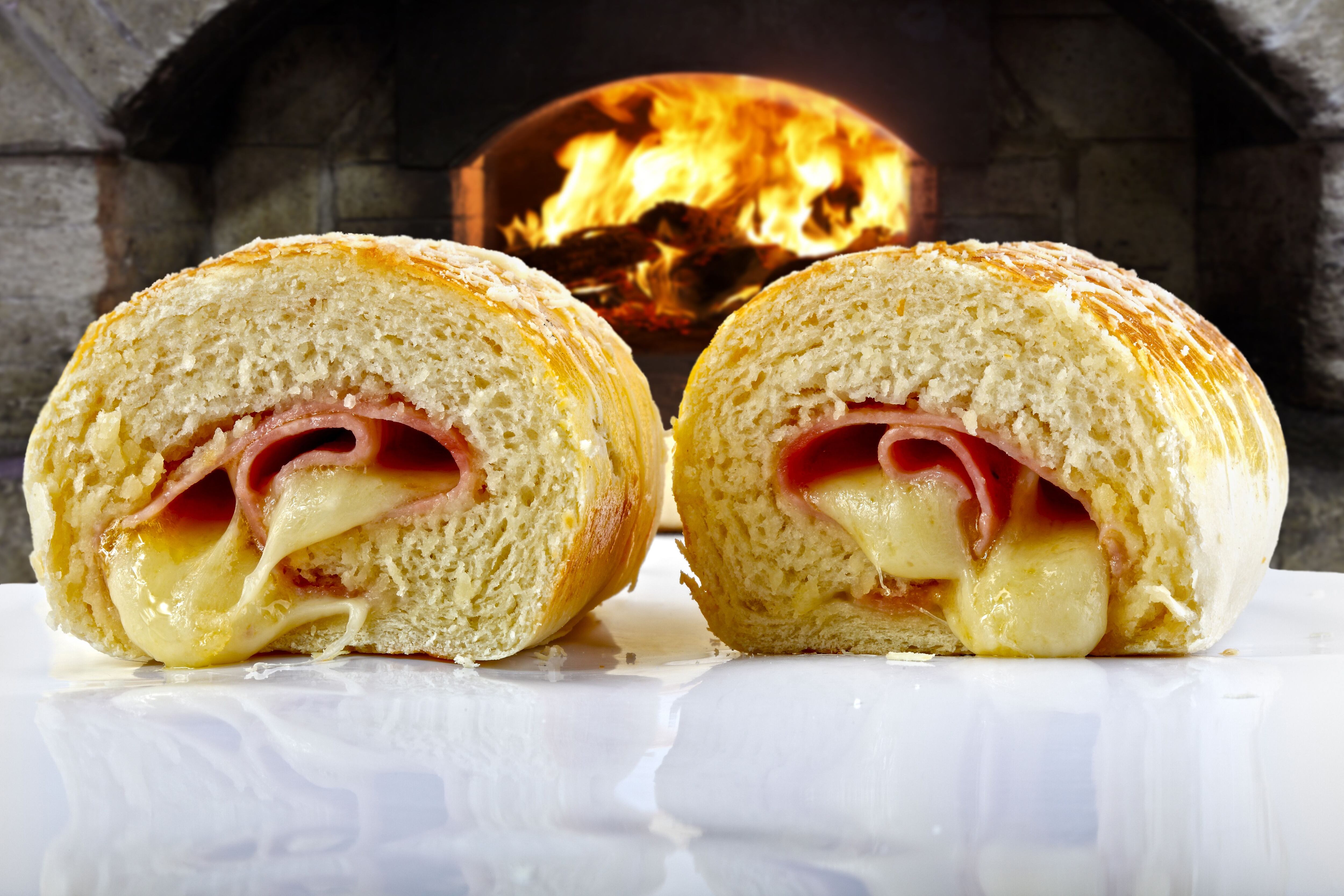 Nada más sabroso que un pan casero, y si está relleno de jamón y queso,  mejor - Gastronomía - ABC Color