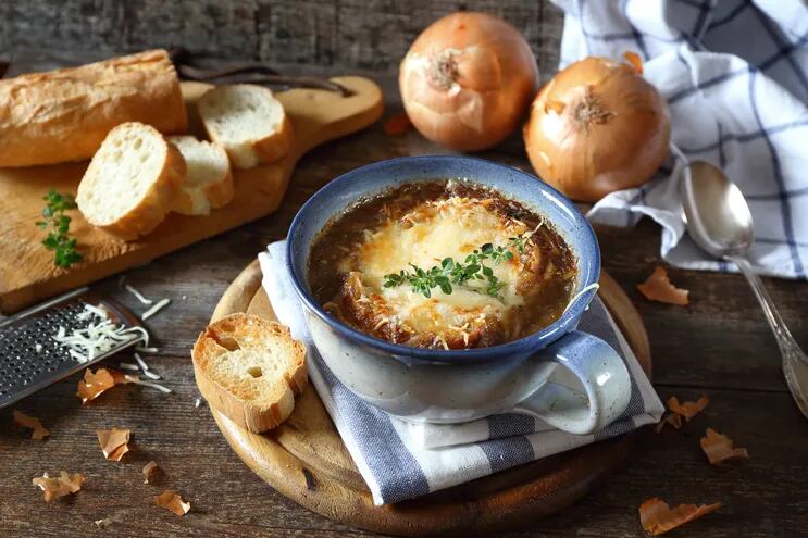 No sabés qué cenar? Seguí el paso a paso de esta sopa francesa de cebollas  - Gastronomía - ABC Color
