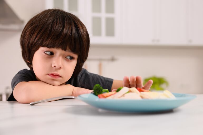 Niño rechaza plato de comida.