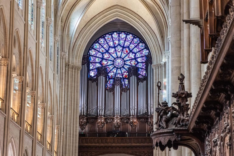 Catedral de Notre Dame: vista del rosetón de vidrieras y los grandes órganos.